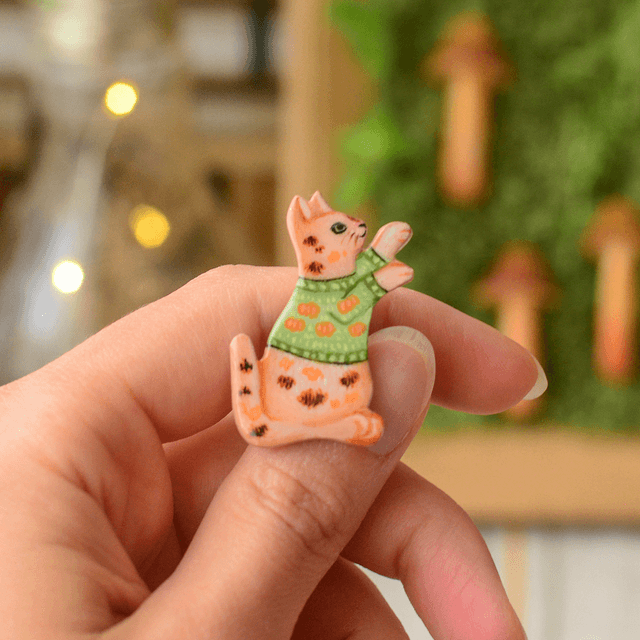Familiar Collection "A Ginger Cat in Pumpkin Sweater" clay pin